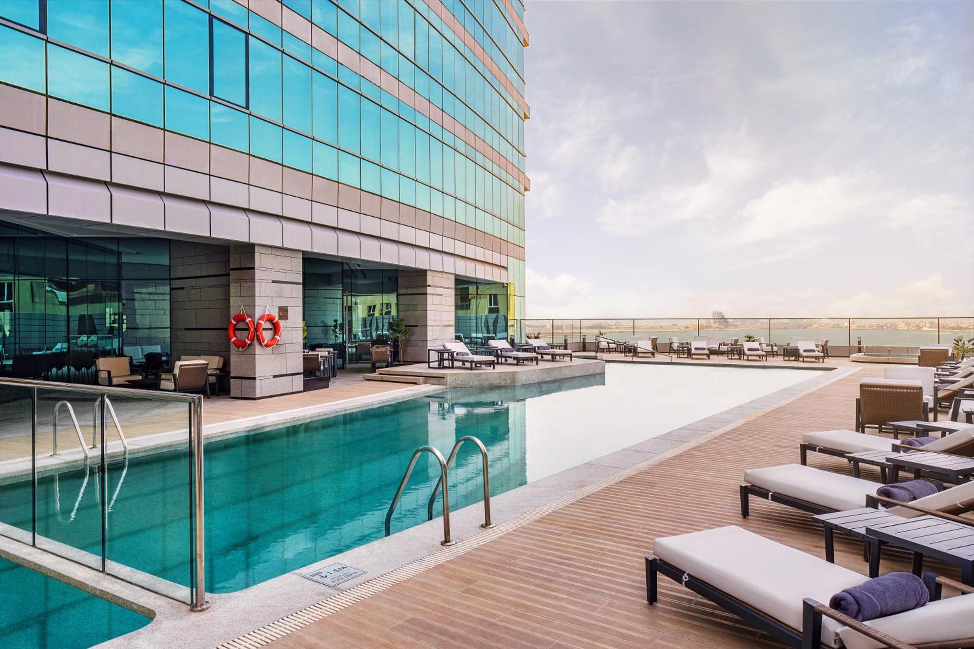 Hotel Hilton Bahrain Manama Exterior foto The swimming pool at the hotel
