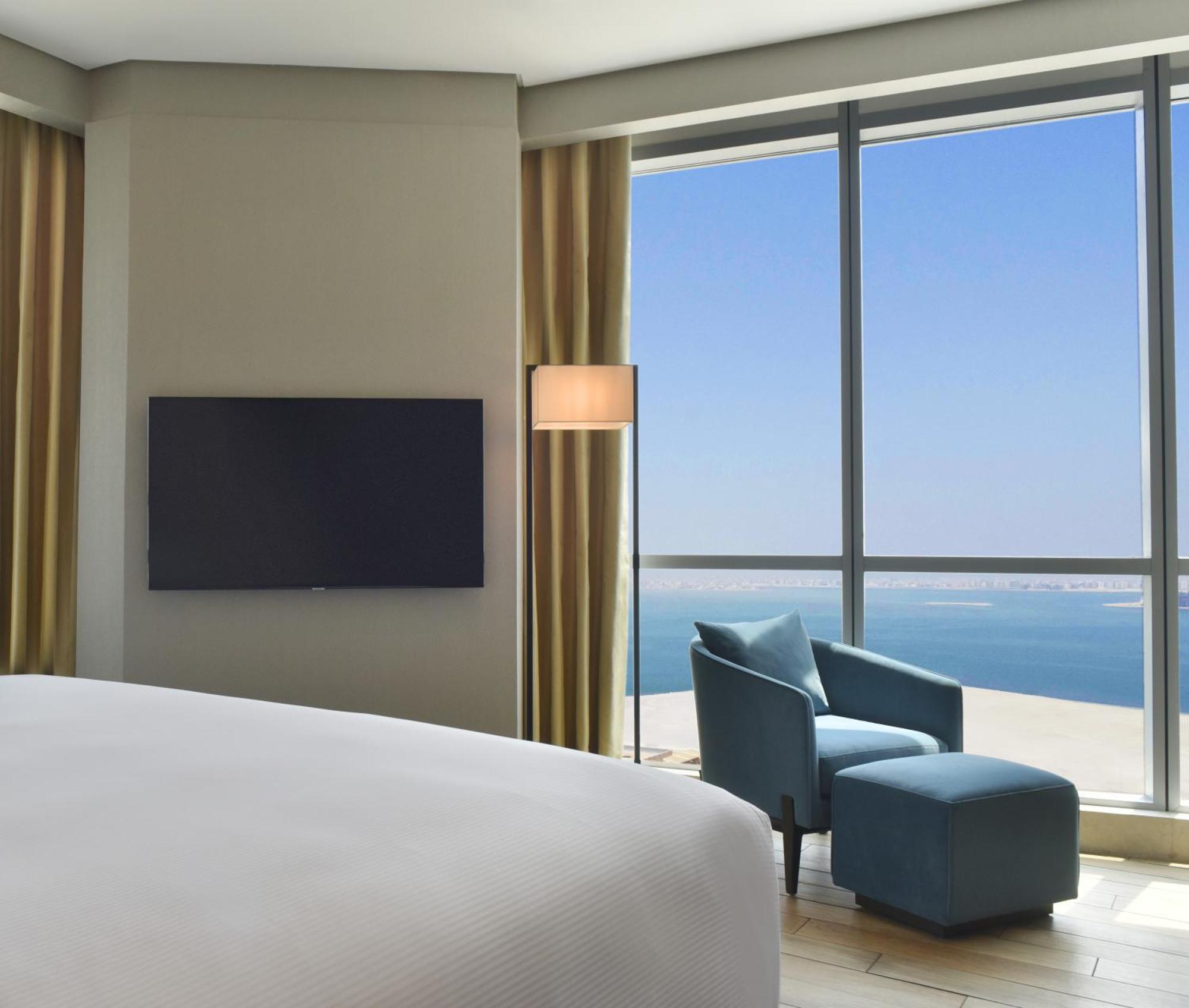 Hotel Hilton Bahrain Manama Exterior foto A bedroom at the hotel