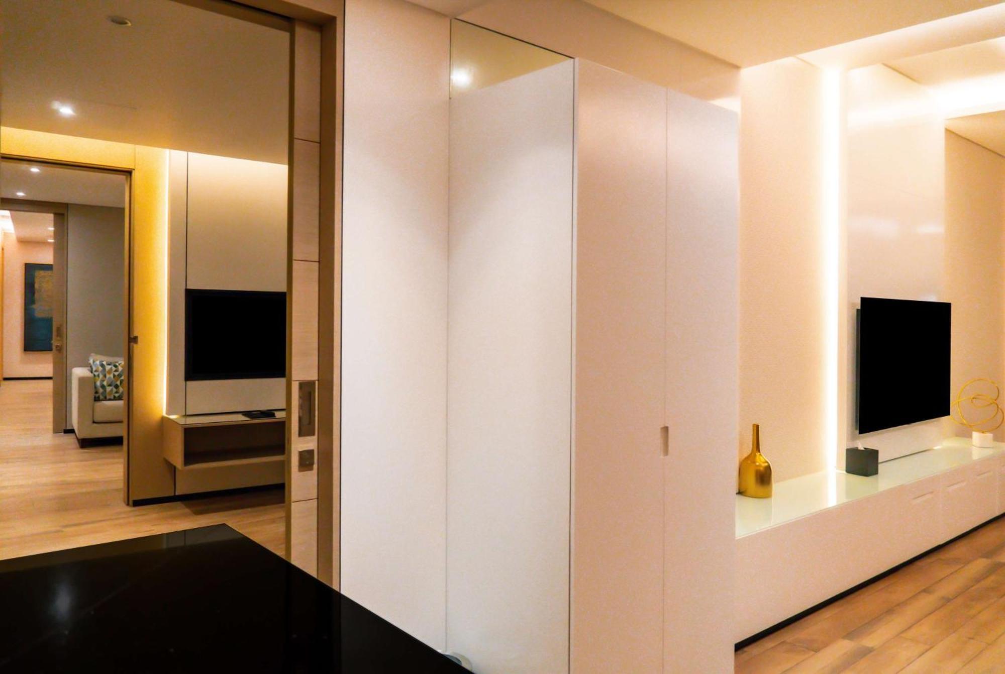 Hotel Hilton Bahrain Manama Exterior foto A room with a high-gloss finish