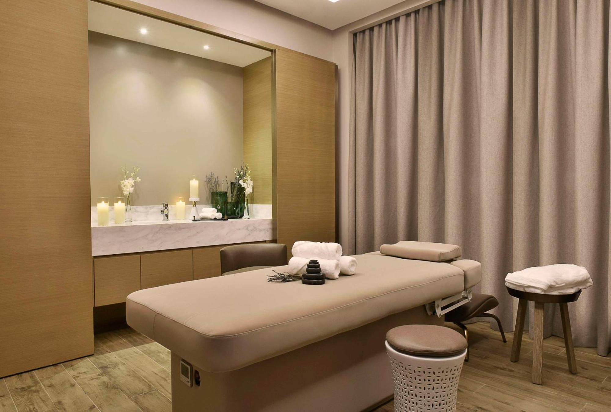 Hotel Hilton Bahrain Manama Exterior foto A treatment room at a spa
