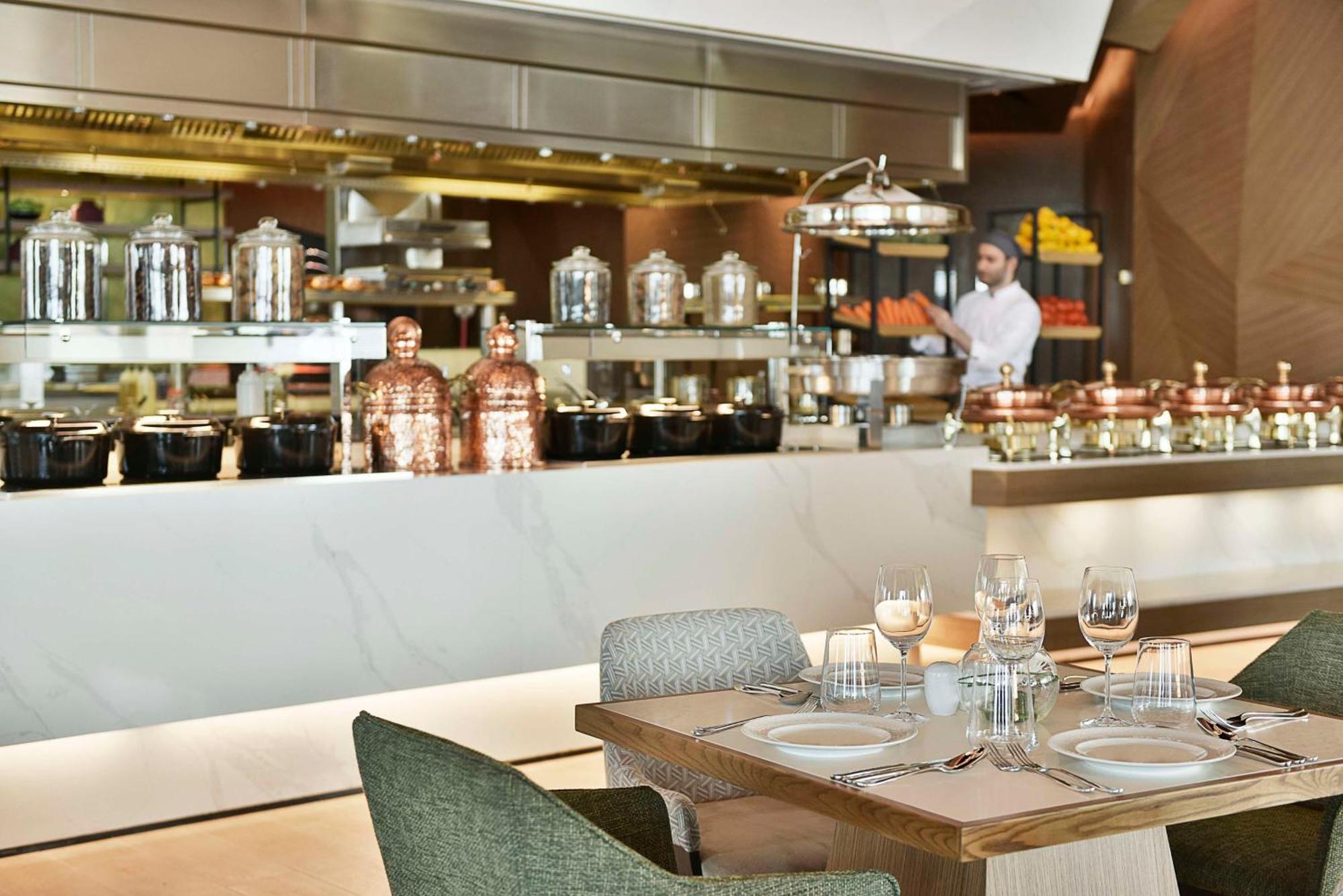 Hotel Hilton Bahrain Manama Exterior foto The open kitchen at the restaurant