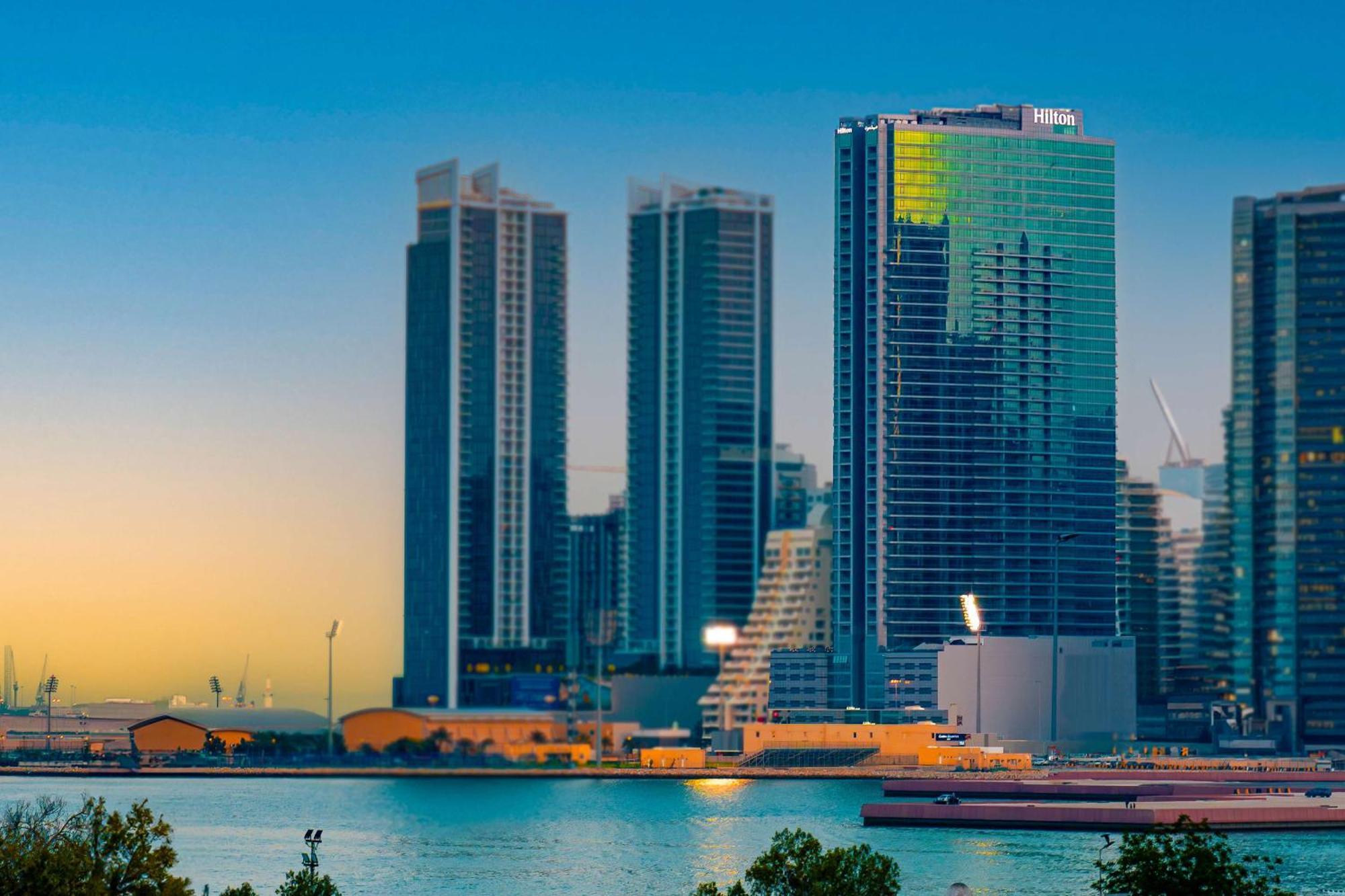 Hotel Hilton Bahrain Manama Exterior foto Marina skyline