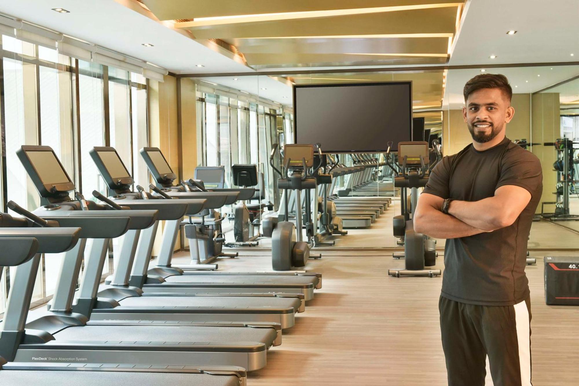 Hotel Hilton Bahrain Manama Exterior foto Personal trainer in a gym